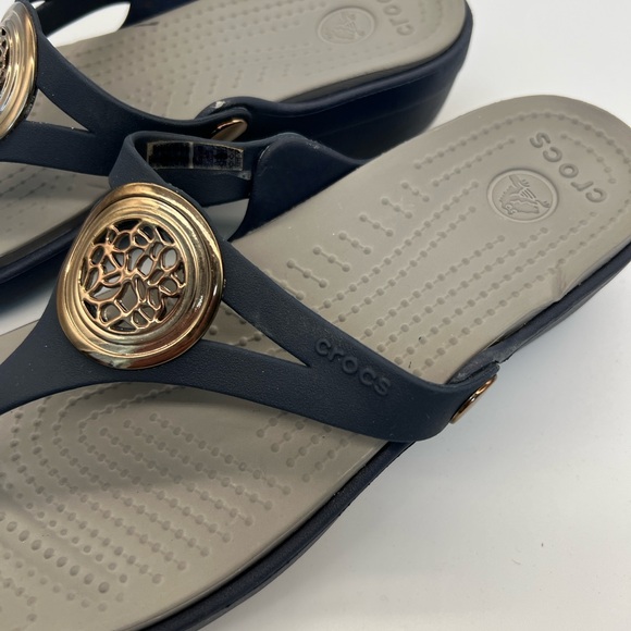 CROCS Women’s  Thong Sandal with Gold Medallion - Picture 6 of 7